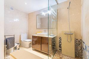 Principal Suite en-suite shower room