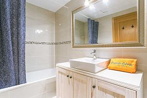Bathroom, Arrecife Sands holiday apartment