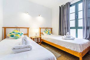 Second bedroom with twin beds