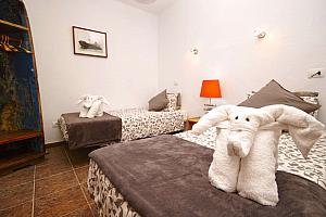 Bedroom with twin beds
