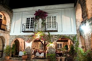 Restaurant in 18th century dockyard building