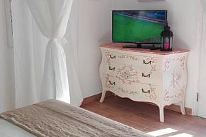 Air conditioning, television, four poster