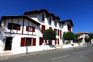 Small hotel with restaurant, near Biarritz