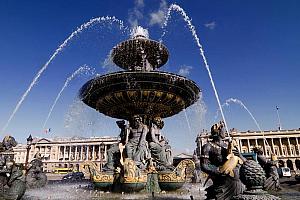 Stautes and fountain in Paris