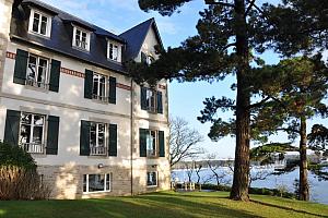 Small hotel with garden, water's edge