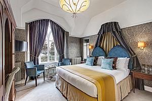 Kingsize bed, spa bath