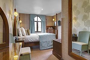 Kingsize bed, spa bath