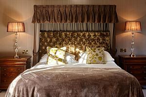 Dual aspect suite with super king size bed