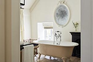 Honeymoon Suite bathroom