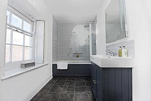 Stylish en-suite bathroom