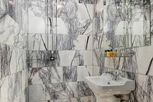 En-suite wet wall shower room