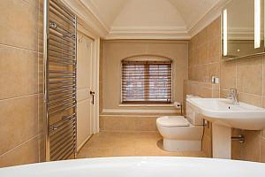 Large en-suite bathroom