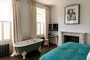 Deluxe room with bath tub