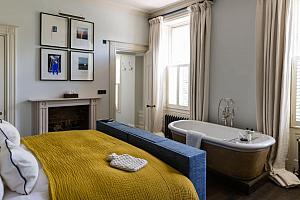 Bath tub in the room