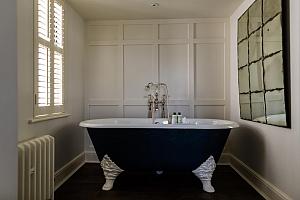 Roll top  bath, hotel