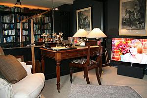 Cavalier Suite, library sitting room