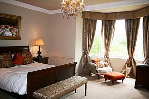 Double room with large bay window