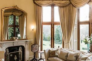 Seasons Room lounge