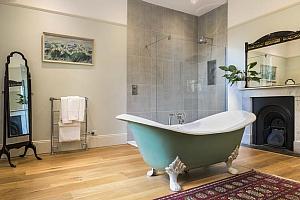 Massive en-suite bathroom
