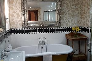 Big rolltop bath for two