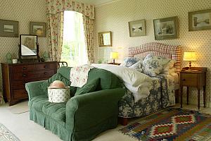 Double bedroom with sofa