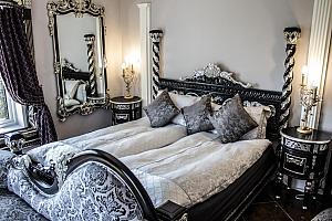 Venetian themed room