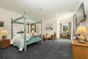 Four poster bed