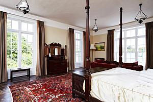 Four poster room with sofa