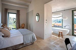 Big bedroom with bathtub and terrace