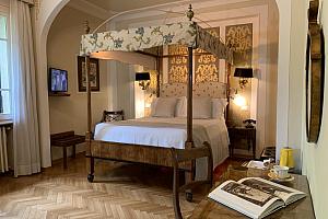 Four poster bed