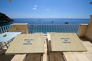 Sunbeds on the terrace, Locanda del Capitano