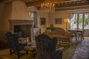 Lounge with open fireplace