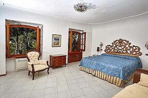 Spacious double room with kingsize bed
