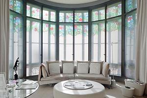 Spacious lounge