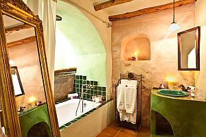 En-suite bathroom, Es Cucons