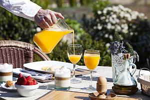 Fresh fruit, fresh juice