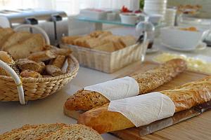Fresh bread, breakfast