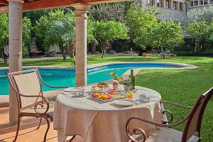 Breakfast by the pool